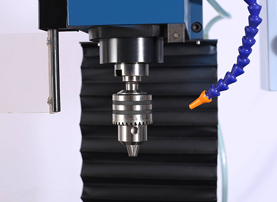 学生学习数控车床