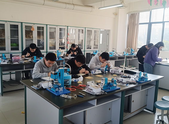 金属铣床带你开启工程启蒙之旅